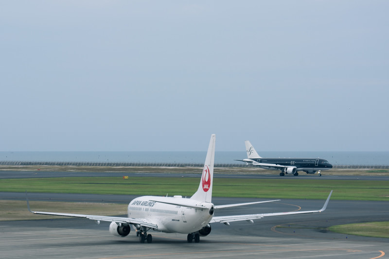 滑走路と飛行機