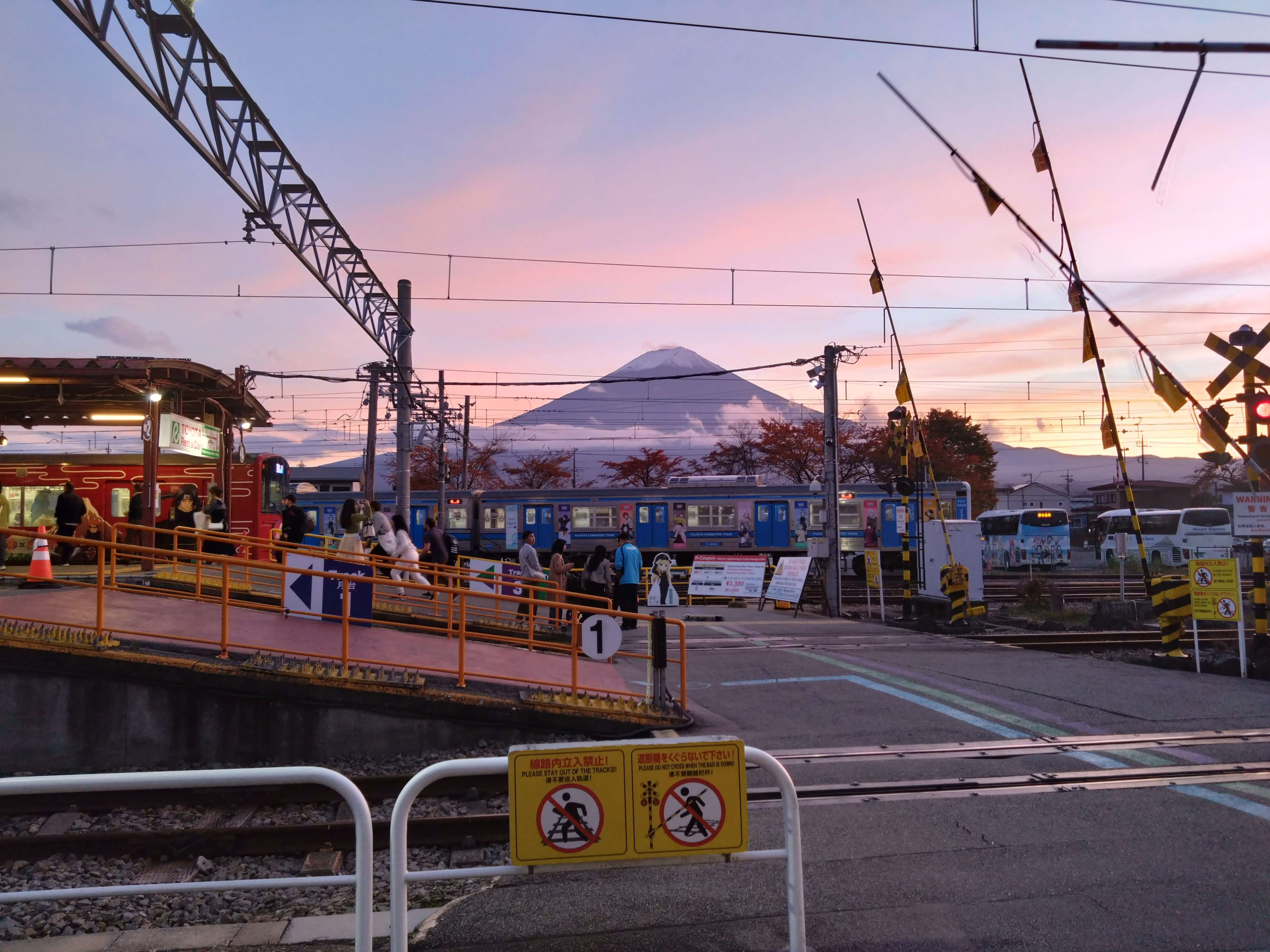 夕暮れの富士山と富士急行線