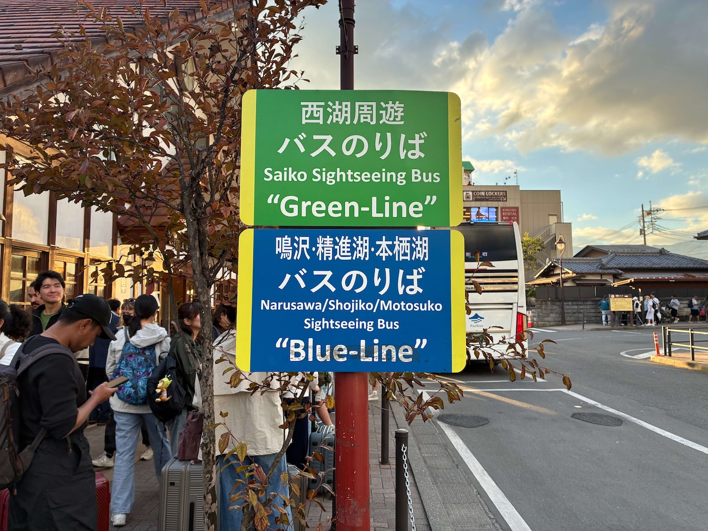 グリーンラインとブルーラインの乗り場表示