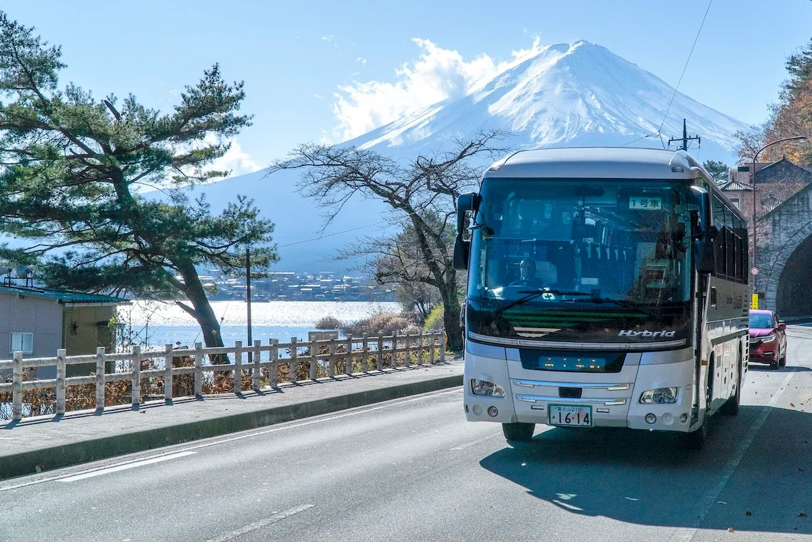 背對富士山行駛的新宿到河口湖高速巴士
